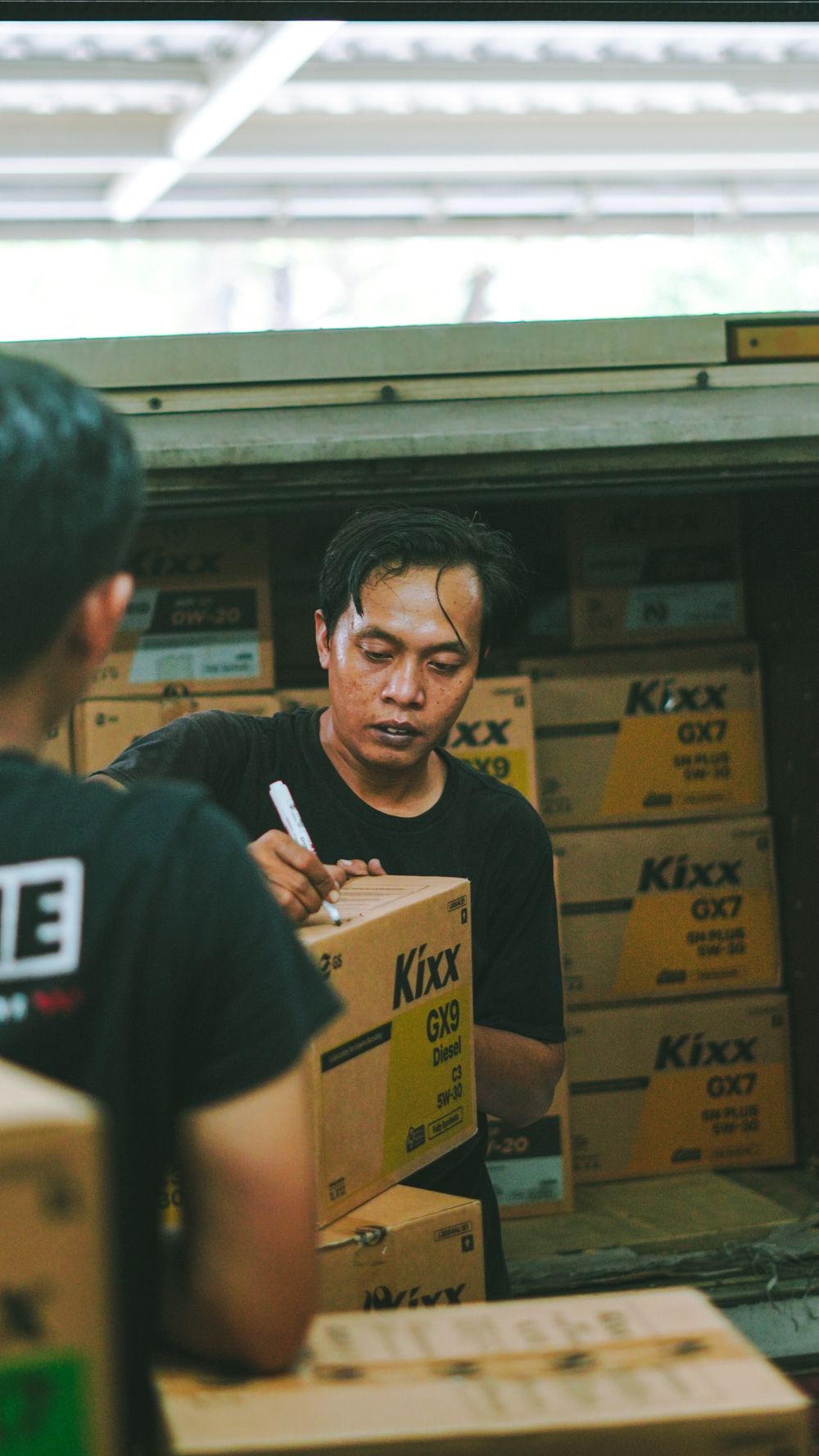 Pekerja gudang di Jakarta mencatat informasi paket